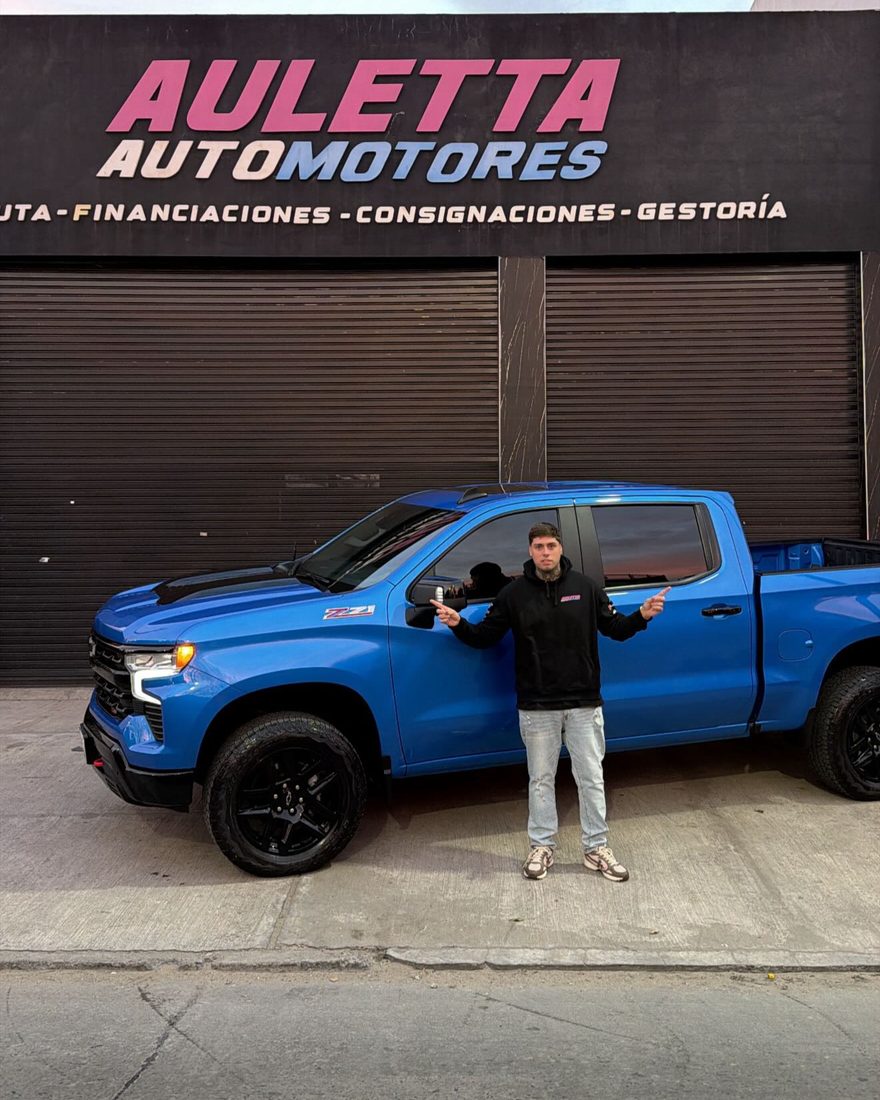 Lucas Auletta frente a su galpón, Auletta Automotores